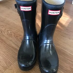 Short black hunter boots